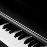 نواختن قطعاتی از پیانو در کسر میزان های آشنا